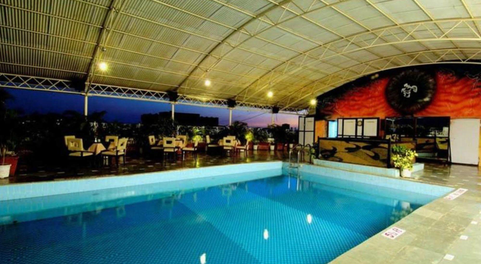 Ramee Guestline Hotel Juhu Мумбаї Екстер'єр фото